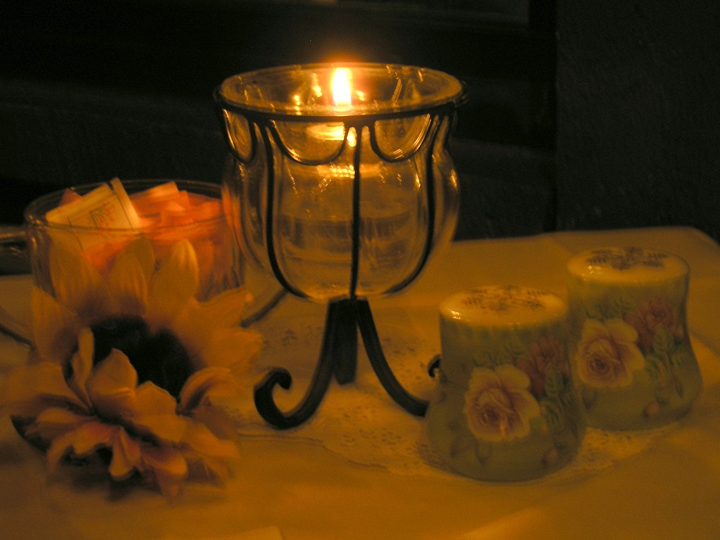 صورة توضيحية (مطاعم ومقاهٍ — The Pond View Restaurant table setting) — ليست صورة فعلية لـ ستوريا