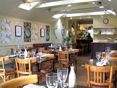 صورة توضيحية (مطاعم ومقاهٍ — Beaujolais Restaurant, Bath) — ليست صورة فعلية لـ ستوريا
