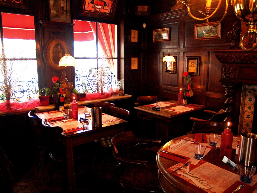 صورة توضيحية (مطاعم ومقاهٍ — restaurant interiour) — ليست صورة فعلية لـ ستوريا